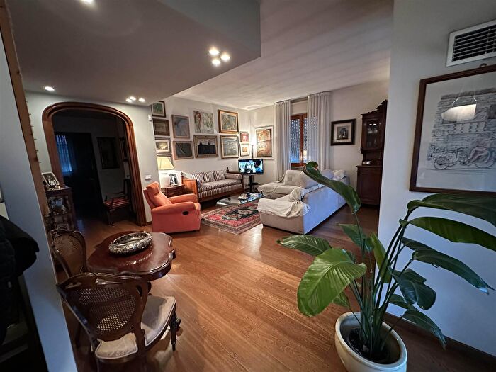 Casa con 7 locali in vendita in Piacenza