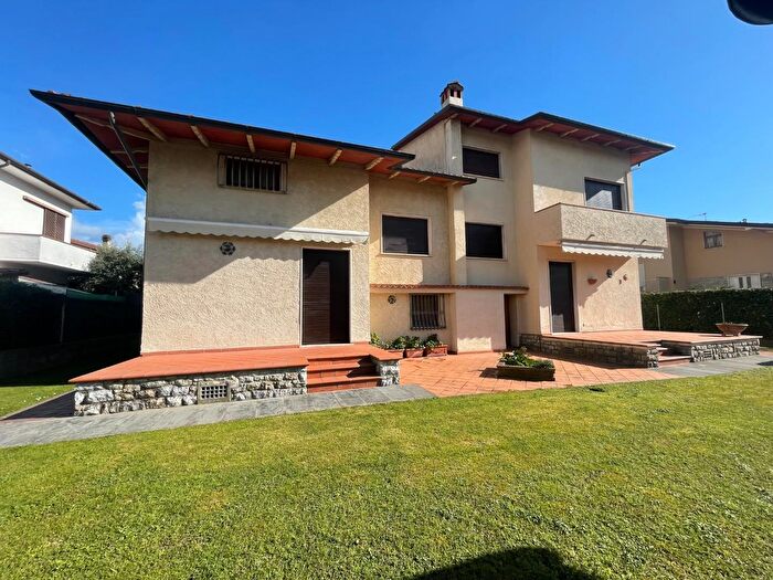 Casa con 8 locali in vendita in Pietrasanta
