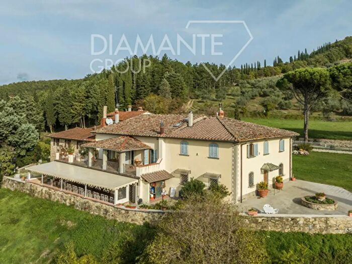 Casa con 19 locali in vendita in Rufina