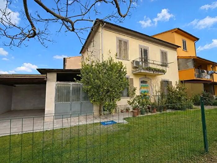 Casa con 5 locali in vendita in Pontedera