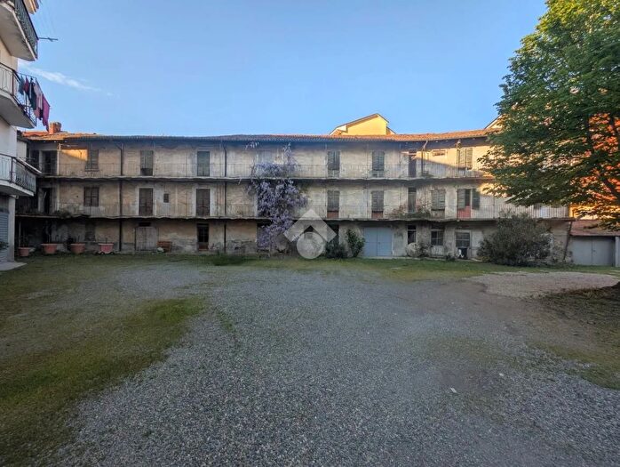 Casa con 20 locali in vendita in Via Amendola, Acqui Terme