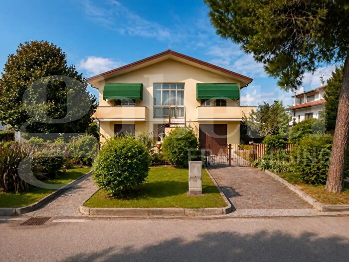 Casa con 7 locali in vendita in Via Rossini, Solesino