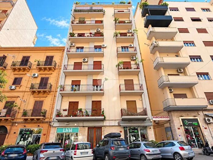Appartamento trilocale in affitto in Corso C Finocchiaro Aprile, Palermo