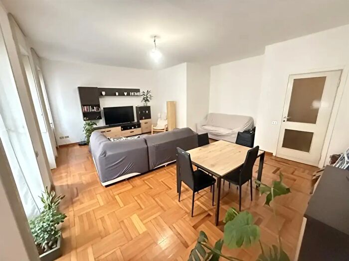 Appartamento quadrilocale in affitto in Zuretti, Milano