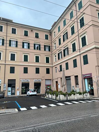 Appartamento con 7 locali in vendita in Piazza Stamira, Ancona