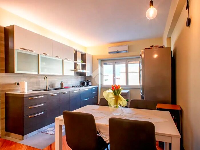 Appartamento trilocale in vendita in Via Olevano Romano, Roma