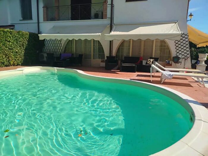 Casa con 6 locali in vendita in Cascina