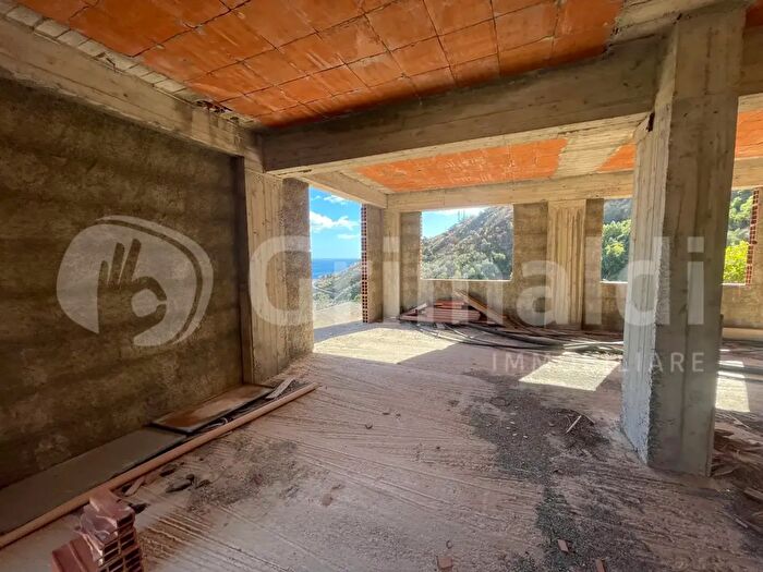 Casa con 8 locali in vendita in Giampilieri Superiore, Messina