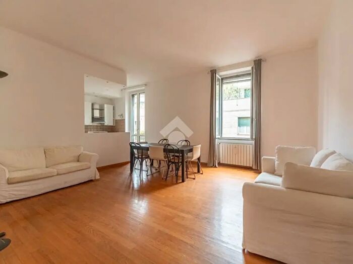 Appartamento trilocale in affitto in Via Pietro Maroncelli, Milano