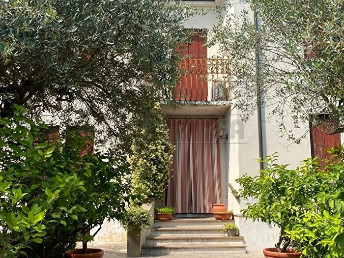 Casa con 13 locali in vendita in Via F Crispi, Barbarano Mossano