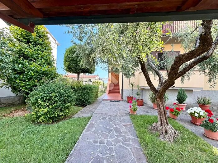 Casa con 6 locali in vendita in Via Ponchielli, Montemurlo