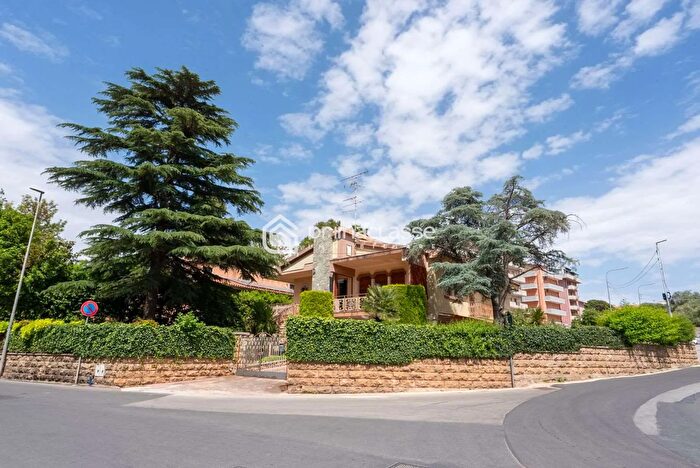 Casa con 8 locali in vendita in Modica