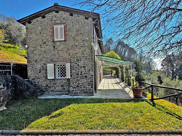 Casa con 5 locali in vendita in Via di Petrognano, Capannori