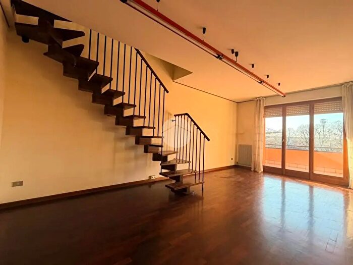 Appartamento con 5 locali in vendita in Via Persico, Cremona