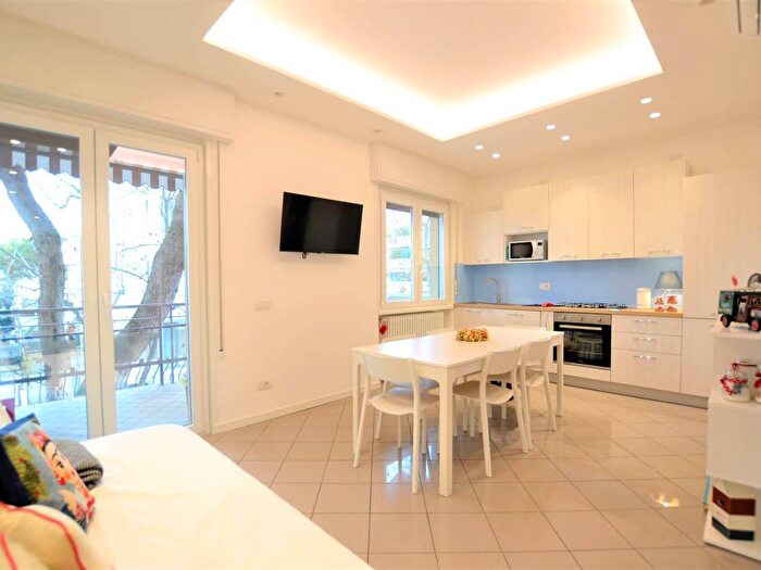 Appartamento trilocale in affitto in Viale Giacomo Puccini, Alba Mare, Riccione