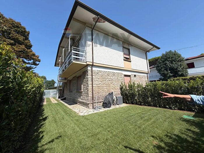 Casa con 6 locali in affitto in Camaiore