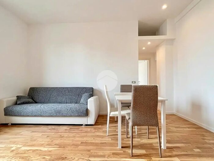 Appartamento trilocale in vendita in Via Neera, Milano