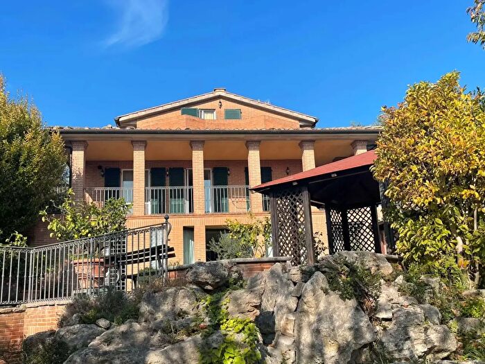 Casa con 12 locali in vendita in Corciano