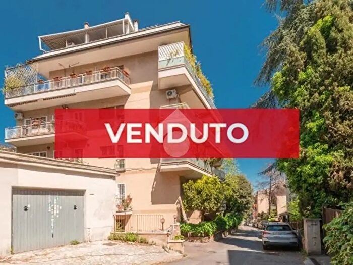 Appartamento trilocale in vendita in Via Molveno, Roma
