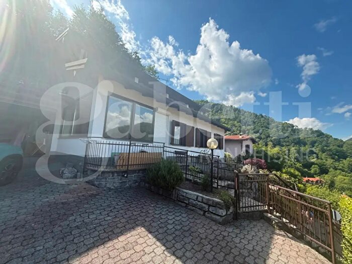 Appartamento con 5 locali in vendita in Via Castellit Snc, Asso