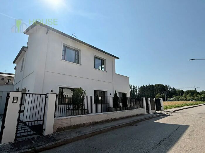 Casa con 8 locali in vendita in Viale Fratelli Bandiera, Vicenza