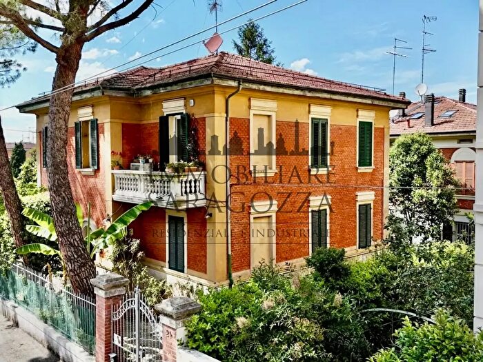 Casa con 6 locali in vendita in Via Malta, Bologna