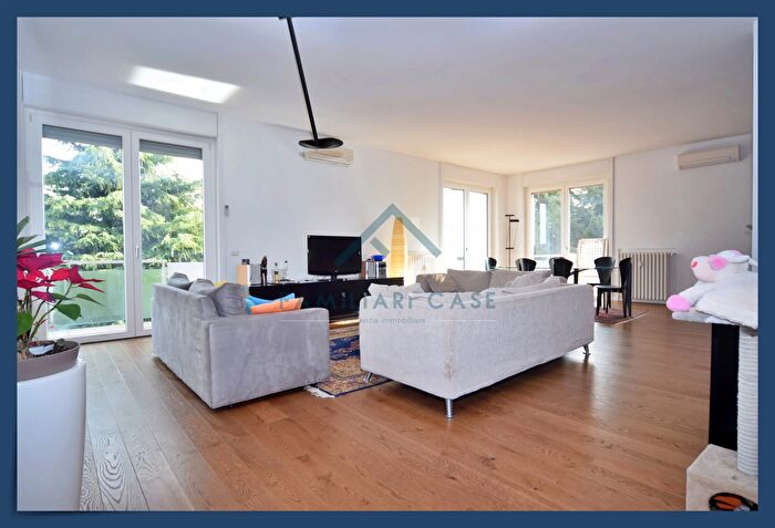 Appartamento con 6 locali in vendita in Via Vittorio Veneto, Carnago