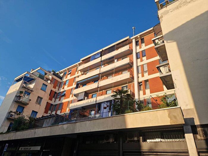 Appartamento bilocale in affitto in Via Giacinto Bruzzesi, Giambellino, Milano