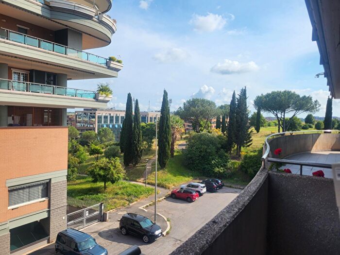 Appartamento trilocale in vendita in Via Copenaghen, Roma