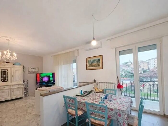 Appartamento quadrilocale in vendita in Via Diano Calderina, Imperia