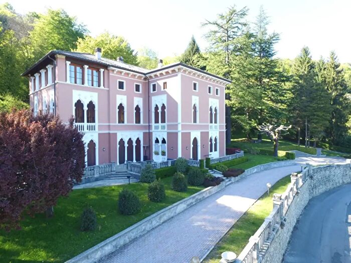 Appartamento con 7 locali in vendita in Via C Goldoni, Alta Valle Intelvi