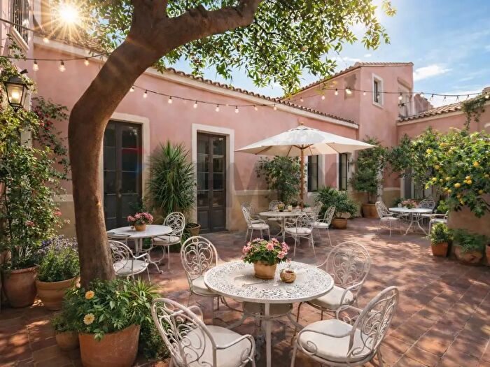 Casa con 10 locali in vendita in Via Scinà, Acireale