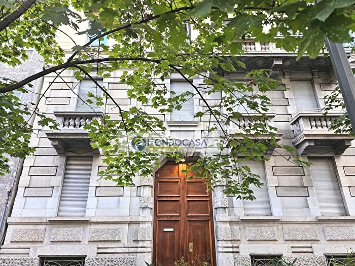 Appartamento trilocale in vendita in Via Sardegna, Milano