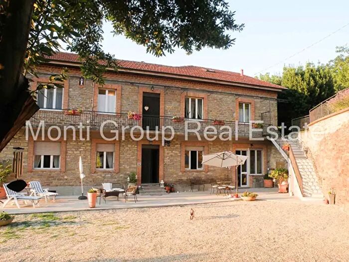 Casa con 19 locali in vendita in Melazzo