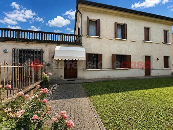 Casa trilocale in vendita in Via Roma Snc, Vescovana