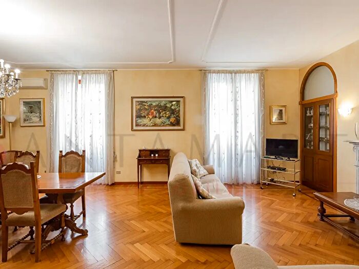 Appartamento con 6 locali in vendita in Corso Concordia, Milano