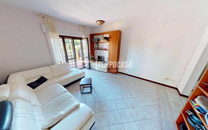 Appartamento trilocale in vendita in Via Santa Seconda, Roma