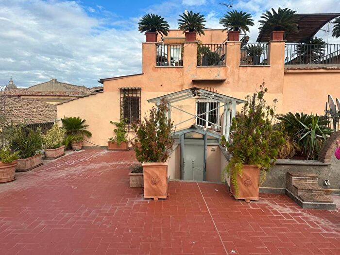 Casa quadrilocale in affitto in Via della Scrofa, Montecitorio, Roma