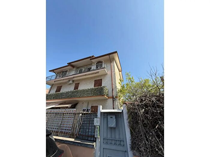 Appartamento trilocale in vendita in Via Melegnano, Roma