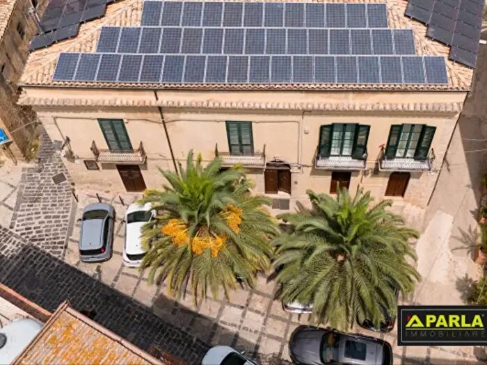 Casa con 6 locali in vendita in Piazza Novembre, Canicatti'