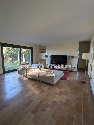 Casa con 9 locali in vendita in Pesaro