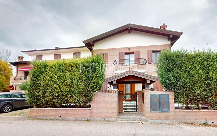 Casa con 8 locali in vendita in Castellarano