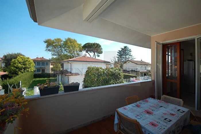 Casa con 6 locali in vendita in Via Massaua, Pietrasanta