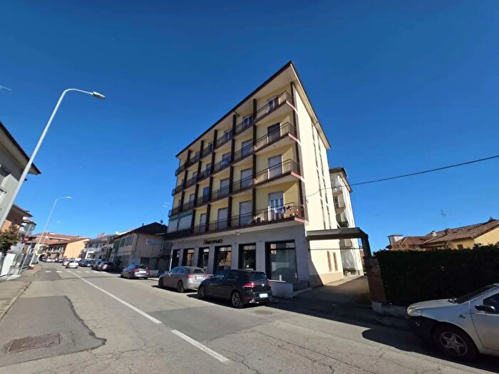 Appartamento con 8 locali in vendita in Strada Valmanera, Asti