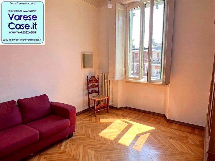 Appartamento trilocale in affitto in Via Magenta, Bosto, Varese