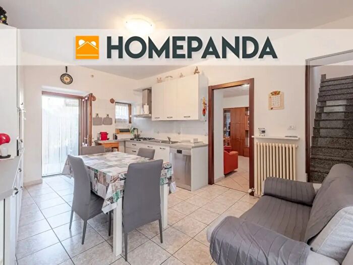 Casa con 11 locali in vendita in Via Asmara, Luino