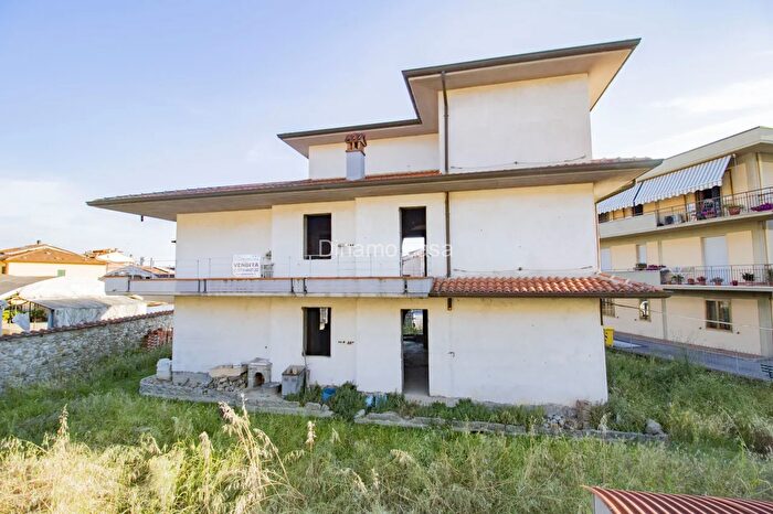 Casa quadrilocale in vendita in Montemurlo