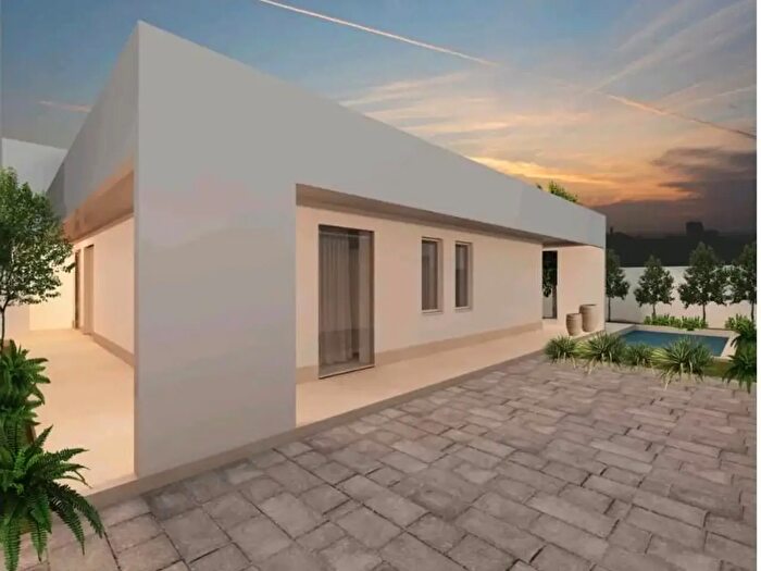 Casa quadrilocale in vendita in Via Raffaele Piracci Snc, Trani