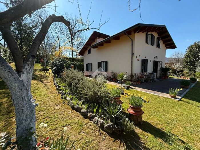 Casa trilocale in vendita in Via Valle Berta, Agosta