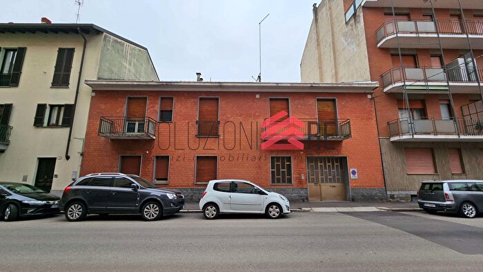 Casa con 8 locali in vendita in Via Perazzi, Novara